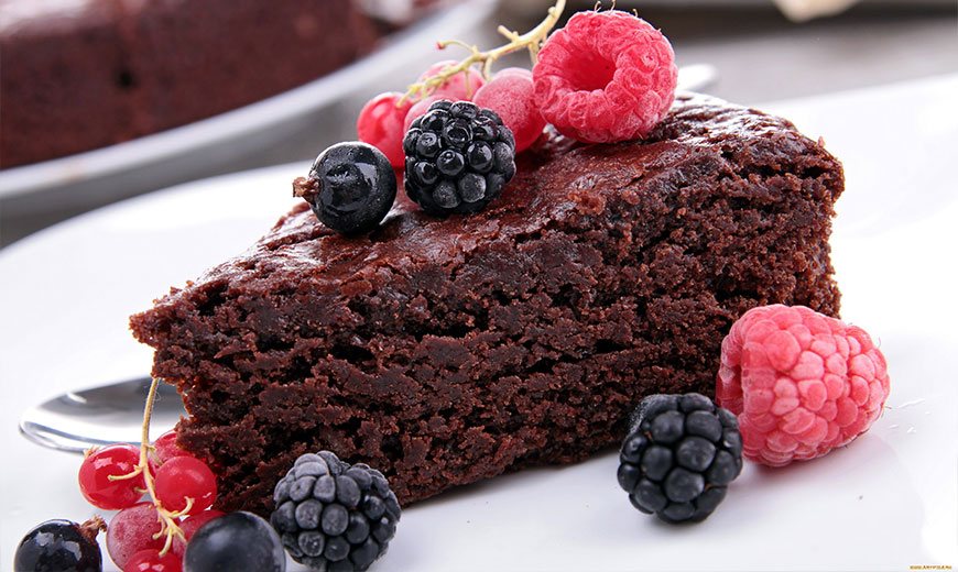 Шоколадный торт с ежевикой